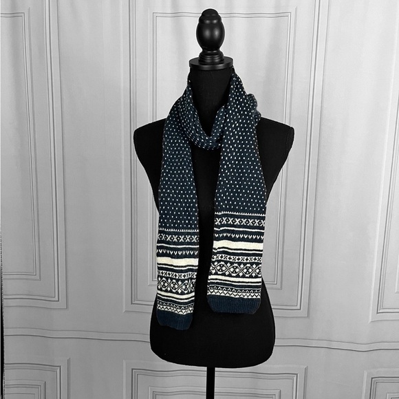 Aeo Y2K fuzzy scarf 🖤 - Picture 1 of 6